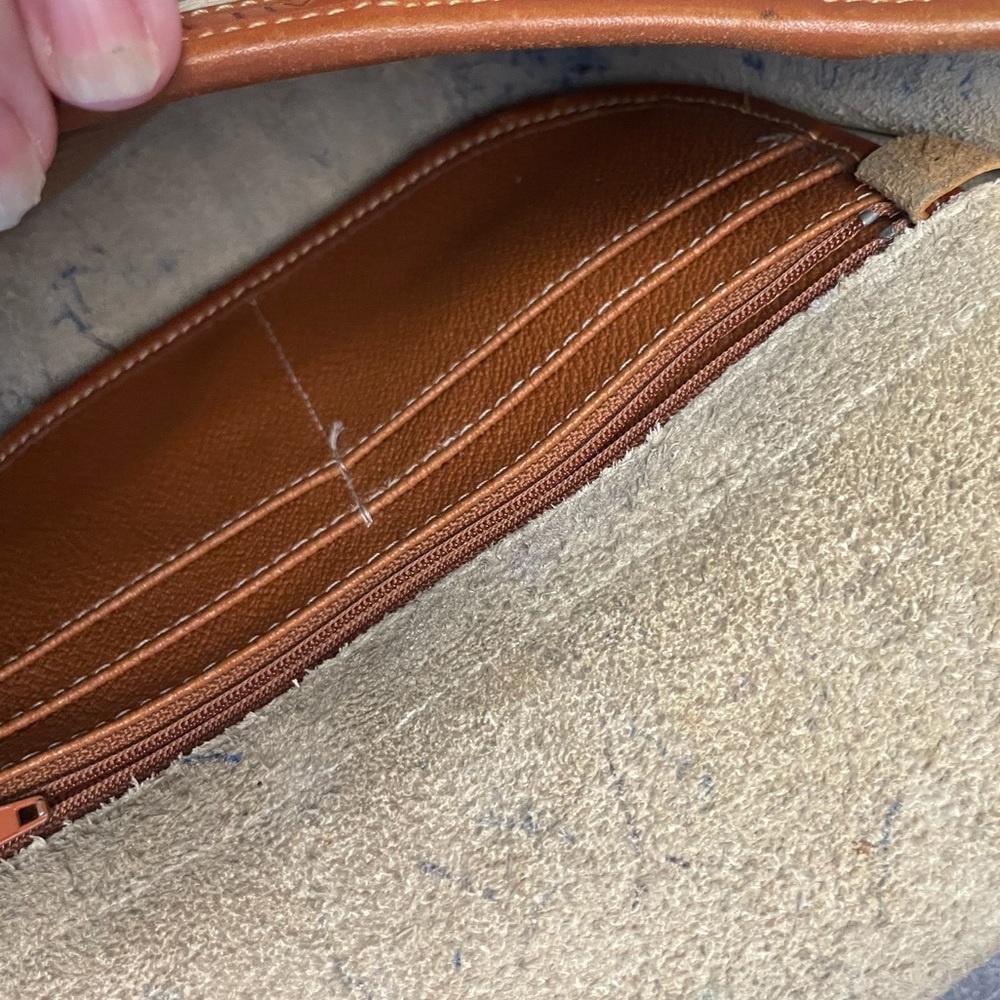 Vintage Dooney Bourke crossbody with strap. - Picture 5 of 5